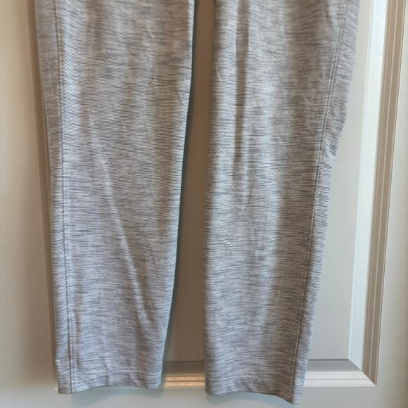 Lululemon On The Fly Pant Sz 6 Cropped Light Grey Athletic Athleisure - Picture 4 of 10